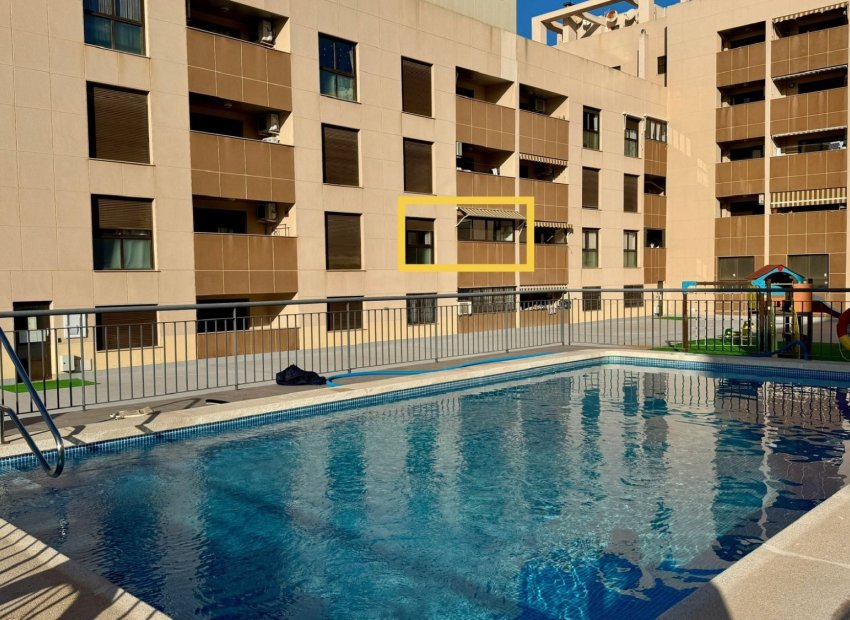 Herverkoop - Appartement / flat - Torrevieia - Center