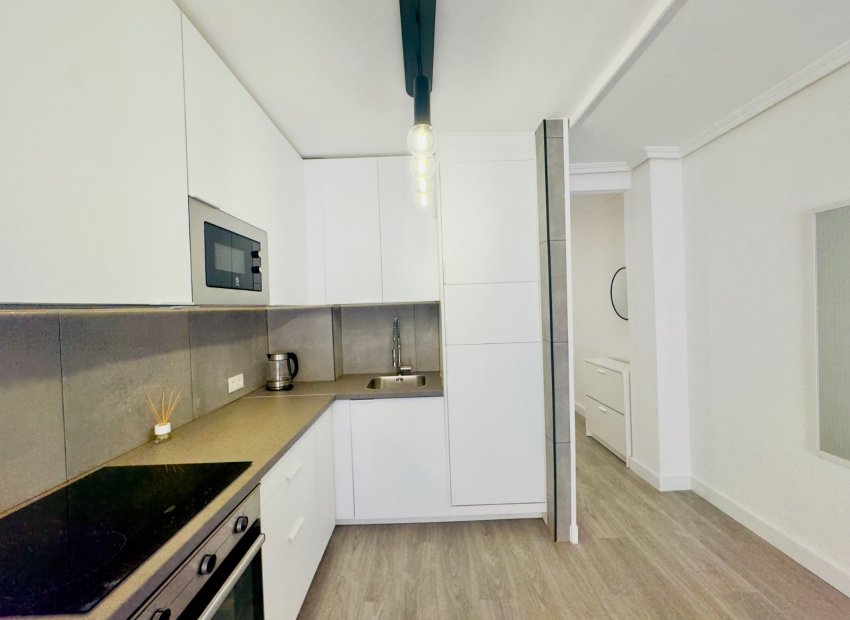 Herverkoop - Appartement / flat - Torrevieia - Center