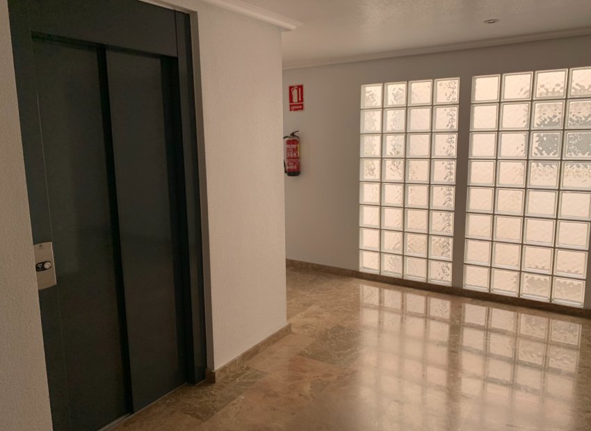 Herverkoop - Appartement / flat - Torrevieia - Center