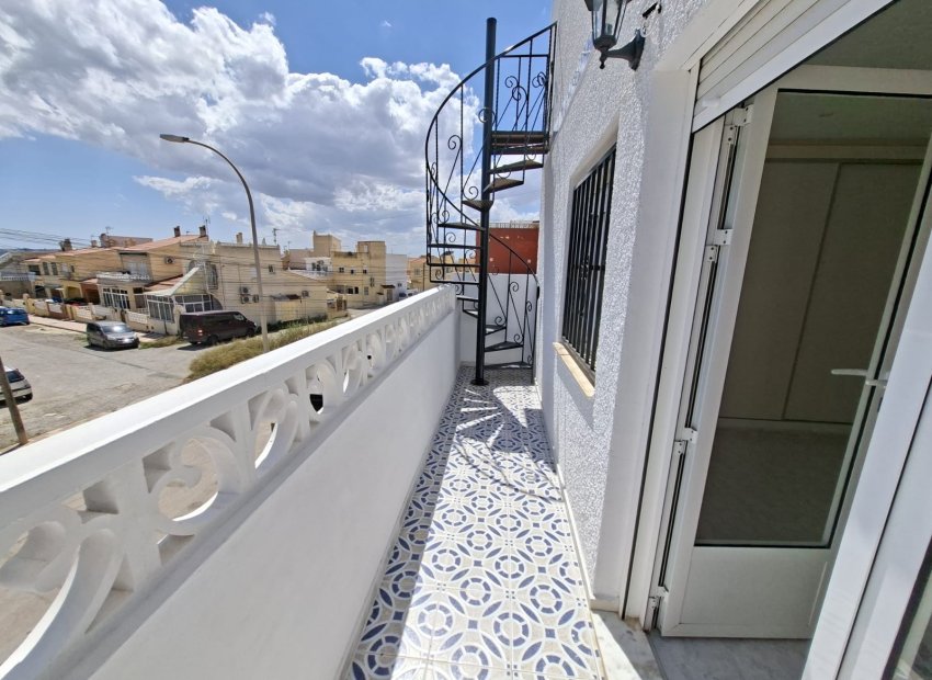 Herverkoop - Townhouse / Duplex / Corner - La Marina - La Marina - Urbanization