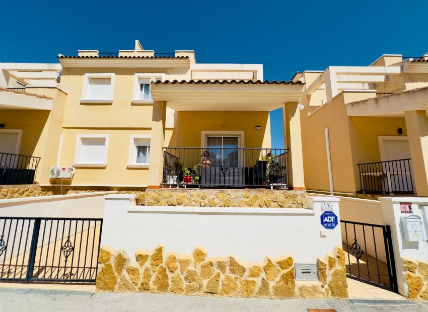 Herverkoop - Townhouse / Duplex / Corner - San Miguel de Salinas - Ciudad de las comunicaciones