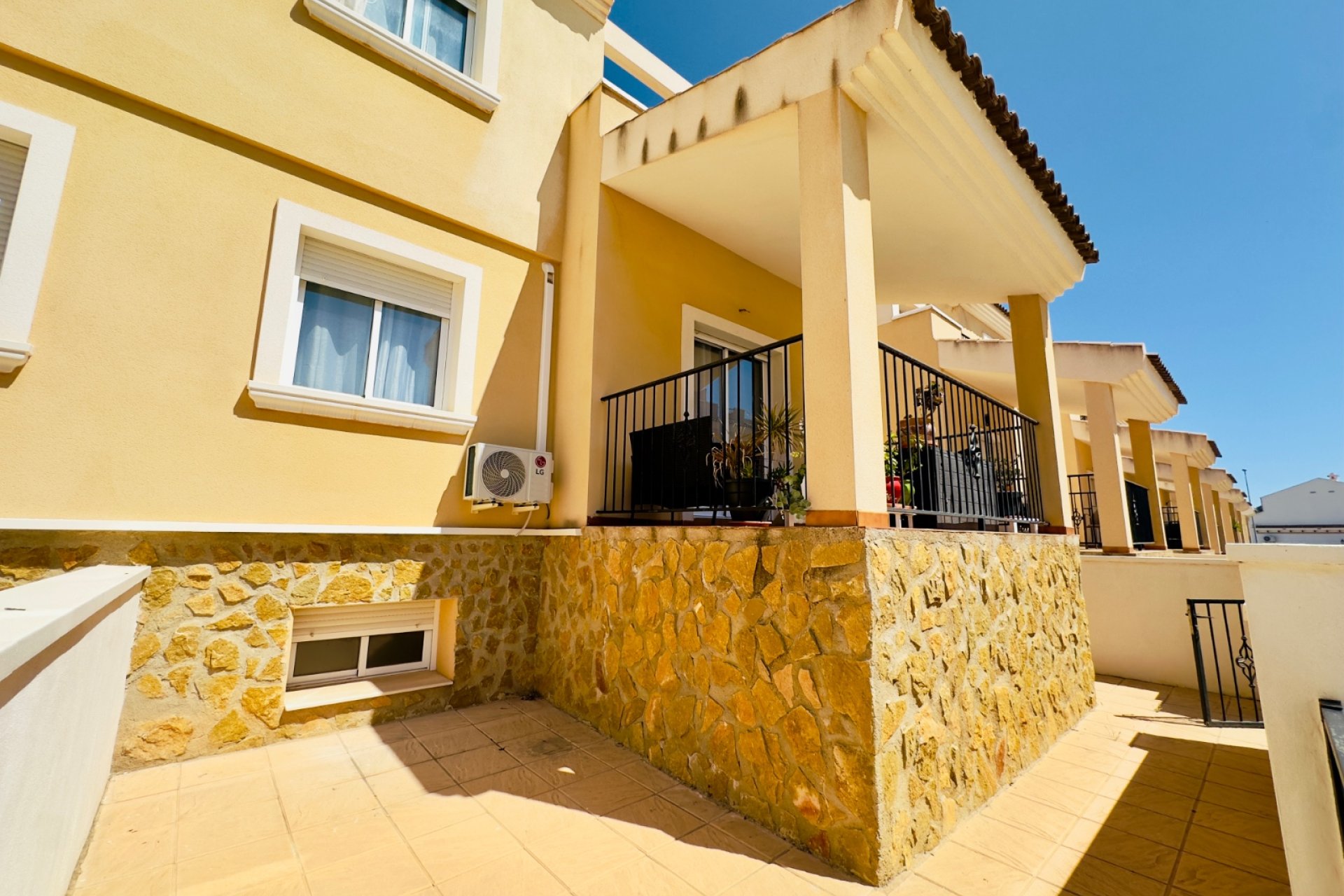 Herverkoop - Townhouse / Duplex / Corner - San Miguel de Salinas - Ciudad de las comunicaciones