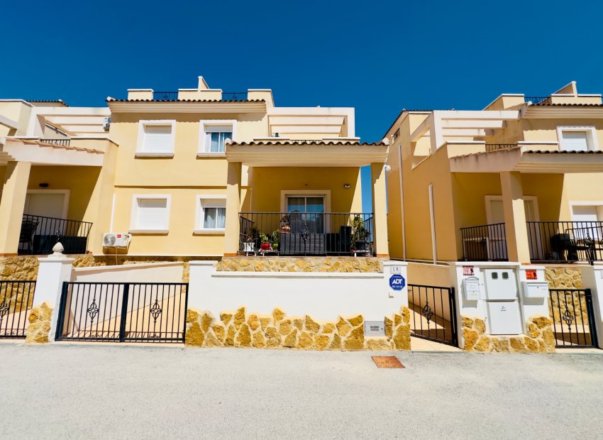 Herverkoop - Townhouse / Duplex / Corner - San Miguel de Salinas - Ciudad de las comunicaciones