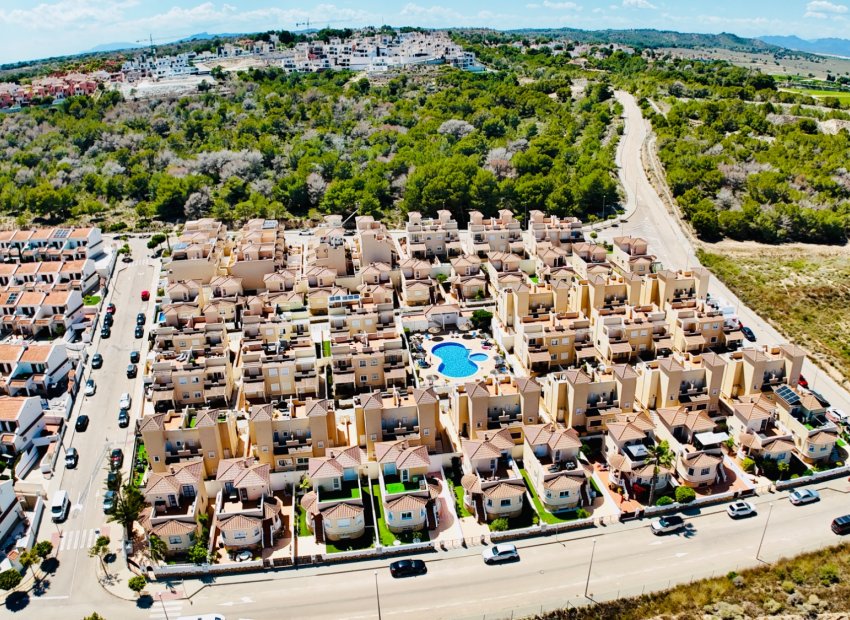 Herverkoop - Townhouse / Duplex / Corner - San Miguel de Salinas - Ciudad de las comunicaciones