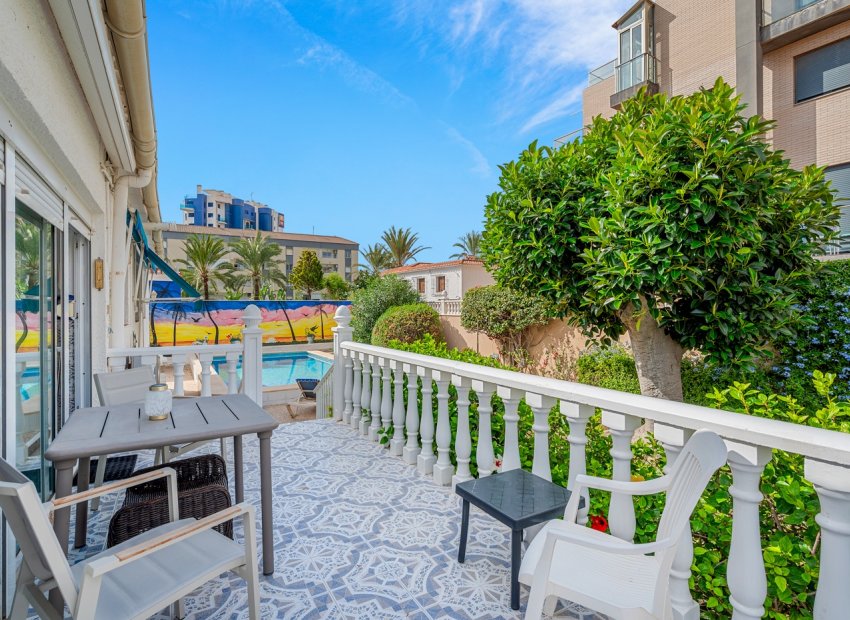 Herverkoop - Villa - Orihuela Costa - Punta Prima