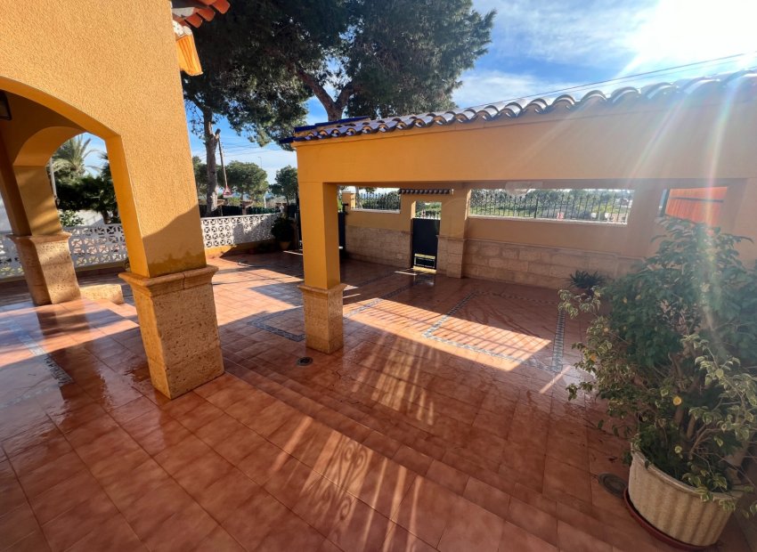 Herverkoop - Villa - Orihuela Costa - Punta Prima