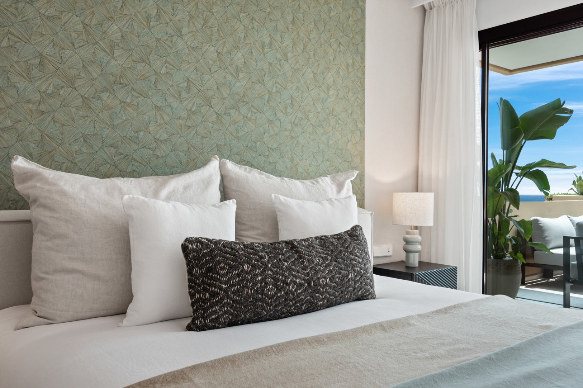 Resale - Apartment / flat - Estepoa - New Golden Mile