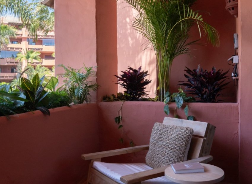 Resale - Apartment / flat - Estepoa - New Golden Mile