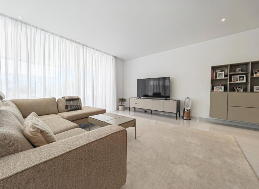 Resale - Apartment / flat - Estepoa - New Golden Mile