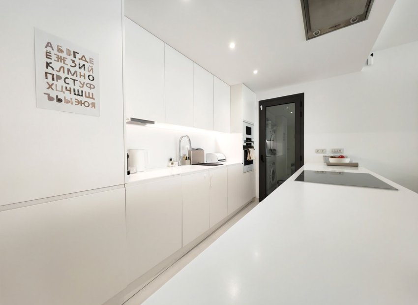 Resale - Apartment / flat - Estepoa - New Golden Mile