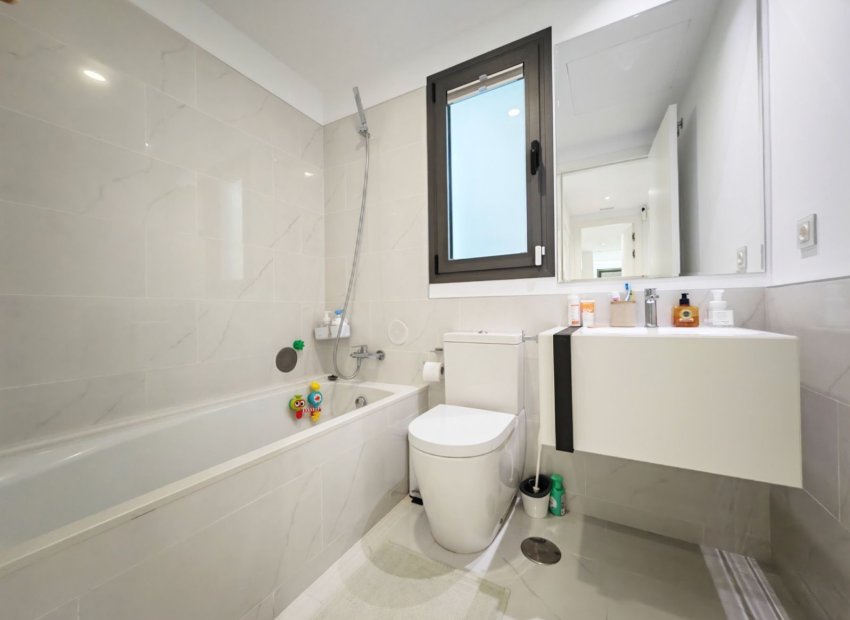 Resale - Apartment / flat - Estepoa - New Golden Mile