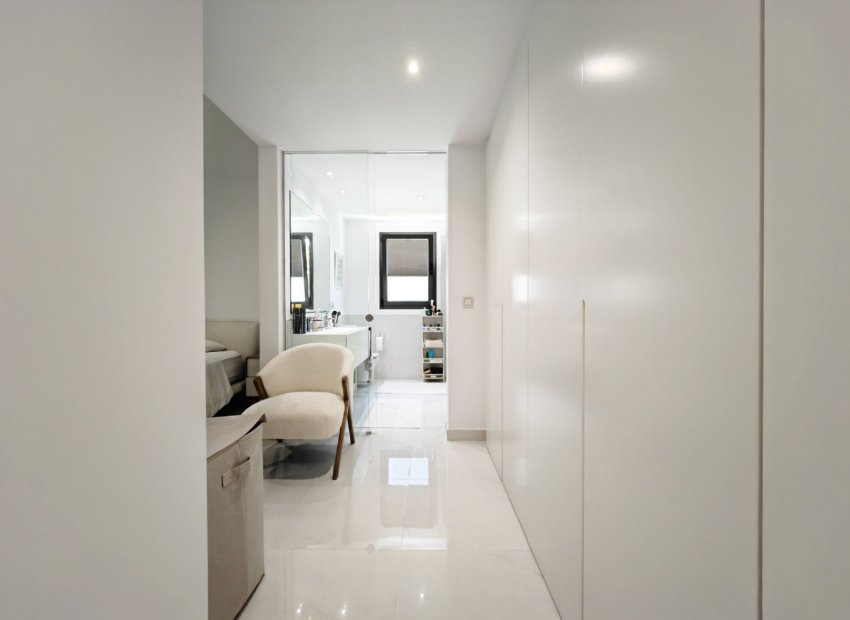 Resale - Apartment / flat - Estepoa - New Golden Mile