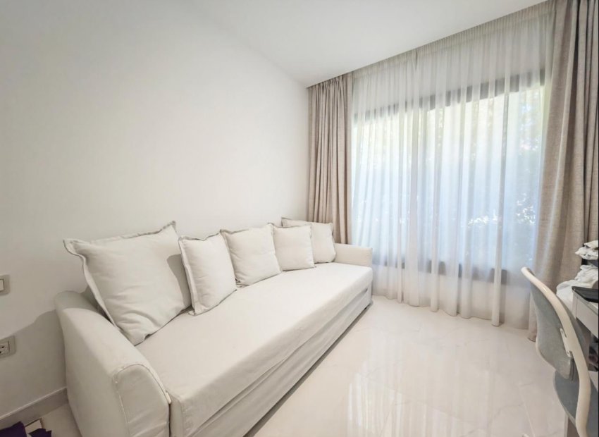 Resale - Apartment / flat - Estepoa - New Golden Mile