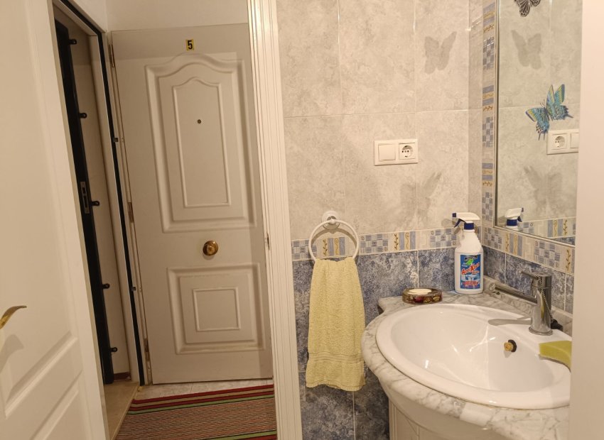 Resale - Apartment / flat - Rafal