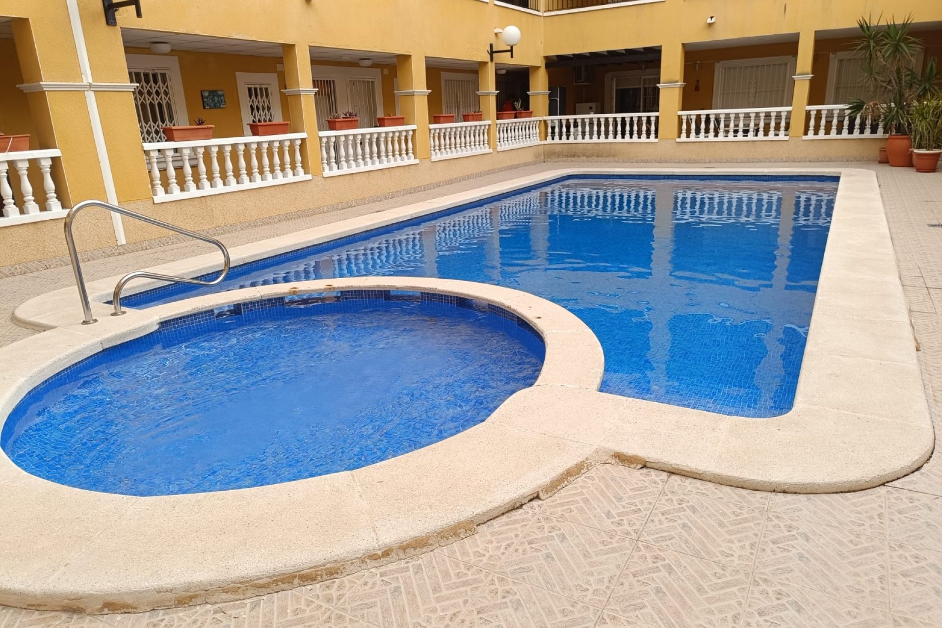 Resale - Apartment / flat - Rafal