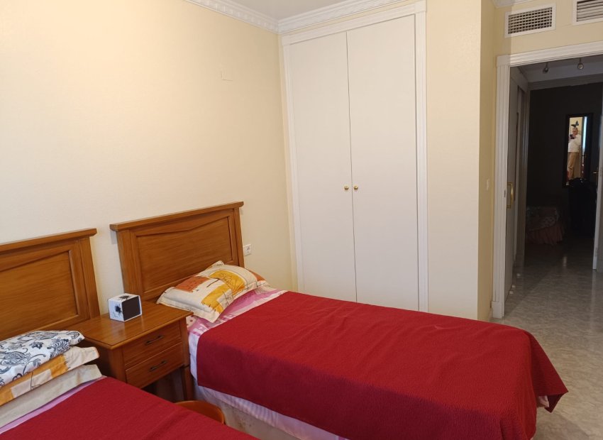 Resale - Apartment / flat - Rafal