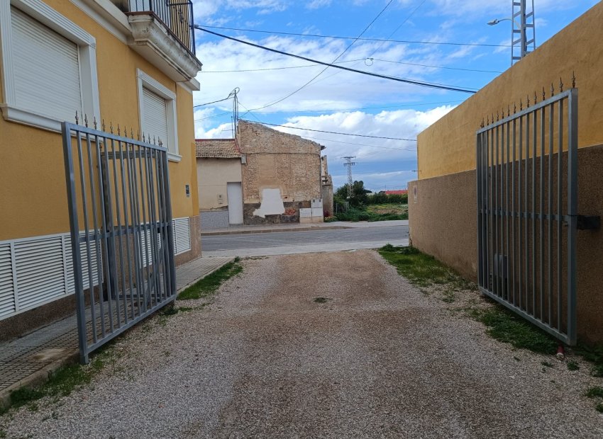 Resale - Apartment / flat - Rafal