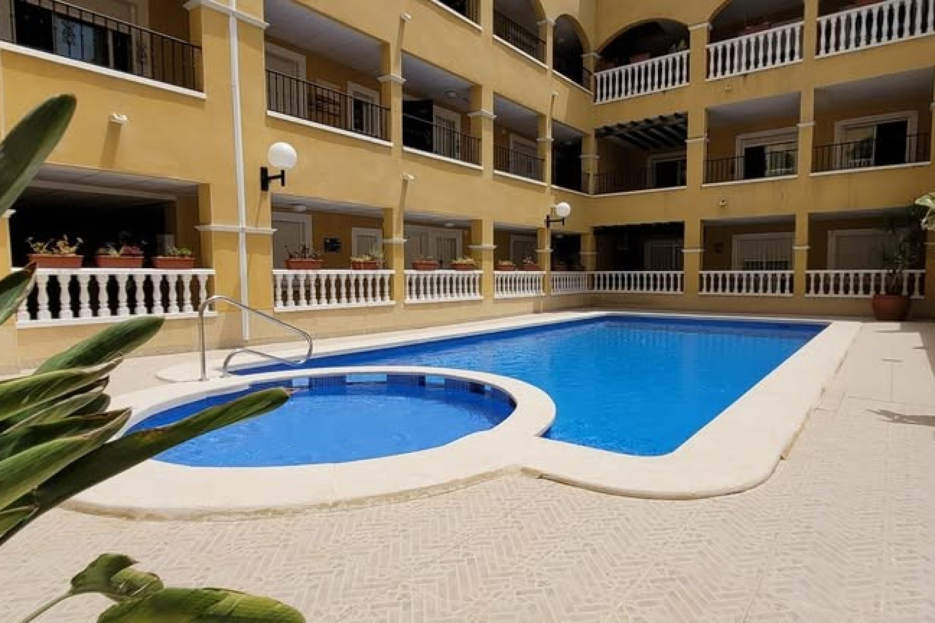 Resale - Apartment / flat - Rafal