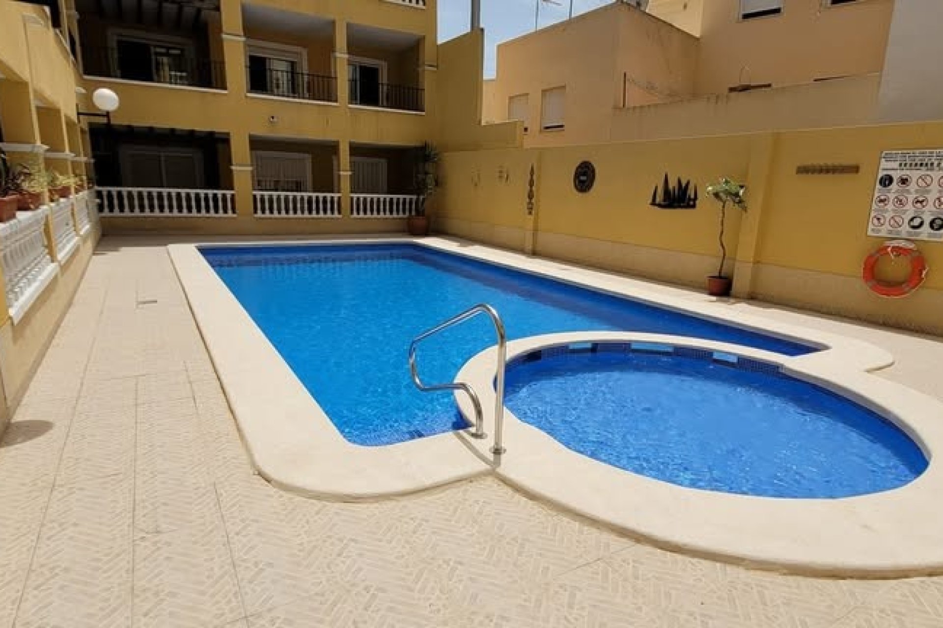 Resale - Apartment / flat - Rafal