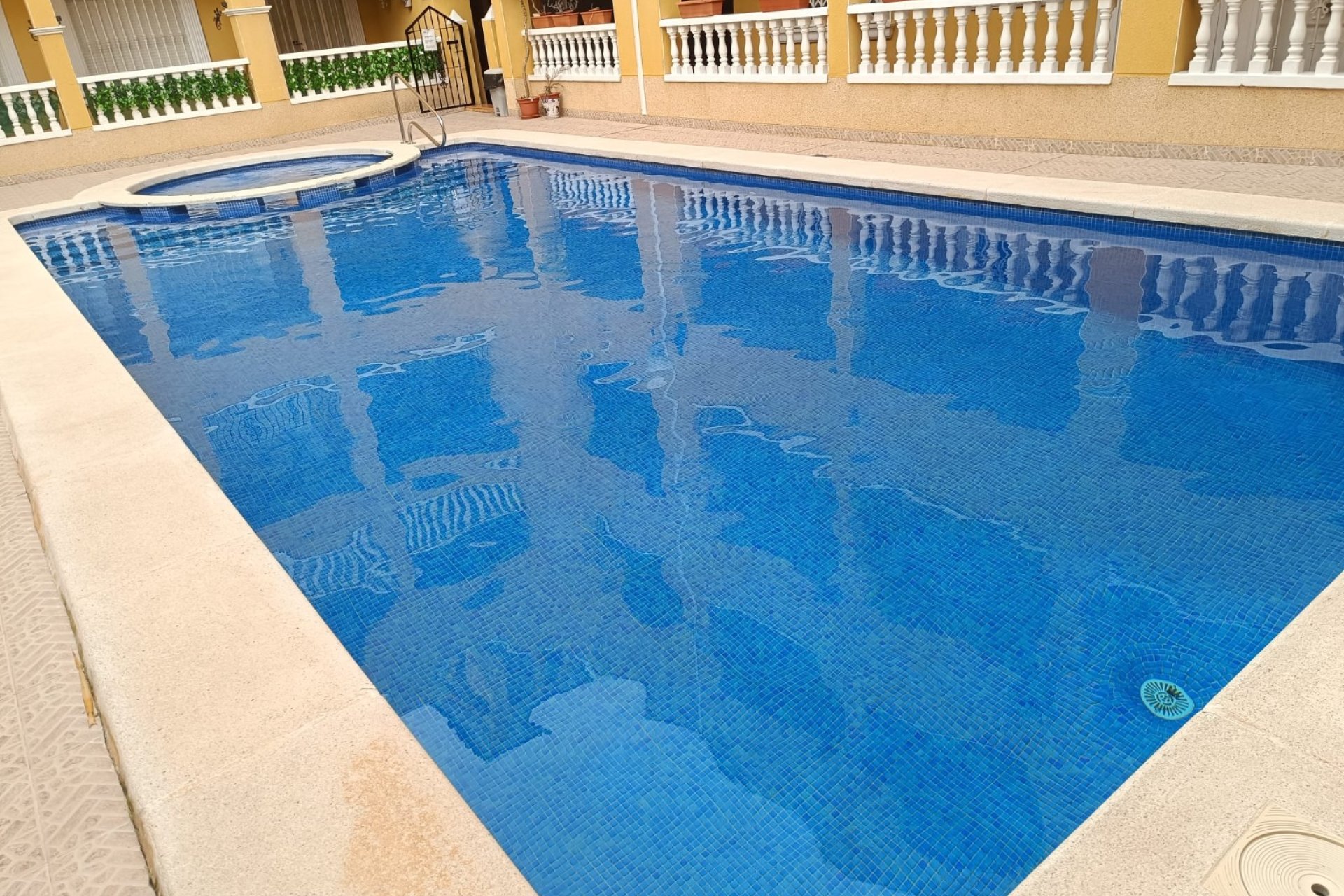 Resale - Apartment / flat - Rafal