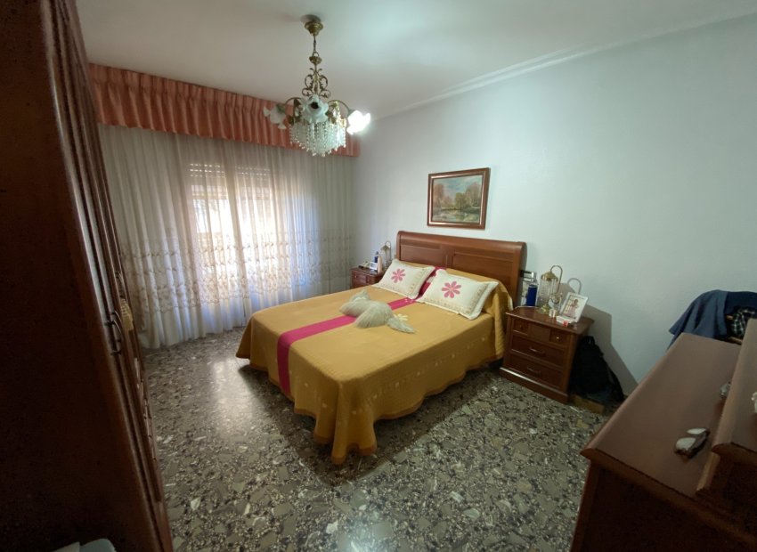 Resale - Apartment / flat - Sax