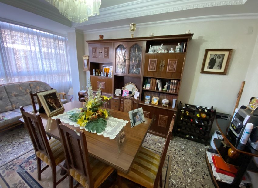 Resale - Apartment / flat - Sax