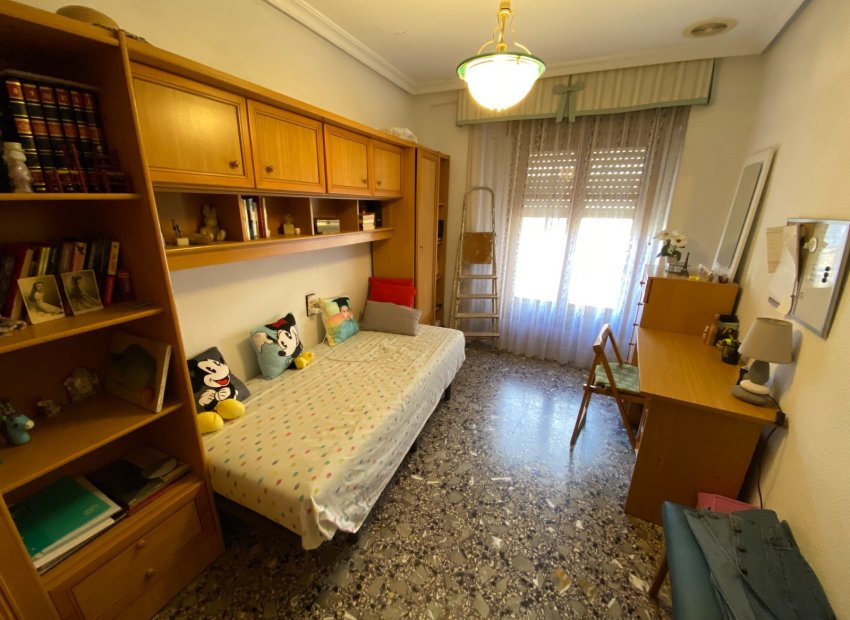 Resale - Apartment / flat - Sax