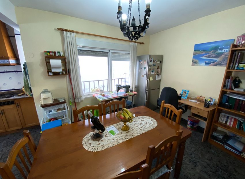 Resale - Apartment / flat - Sax