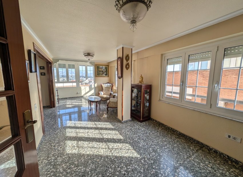 Resale - Apartment / flat - Sax