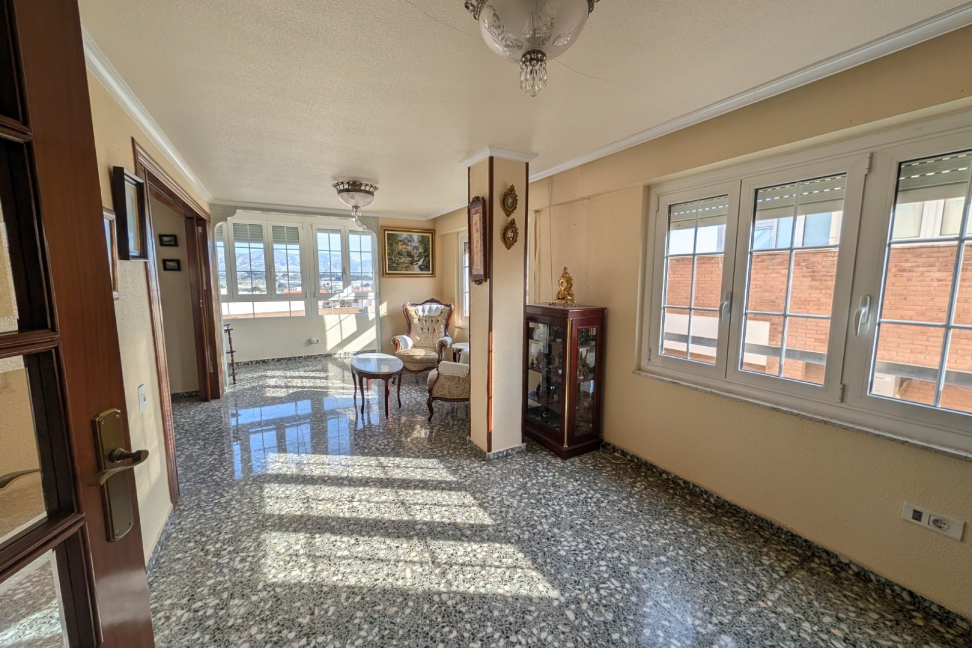Resale - Apartment / flat - Sax