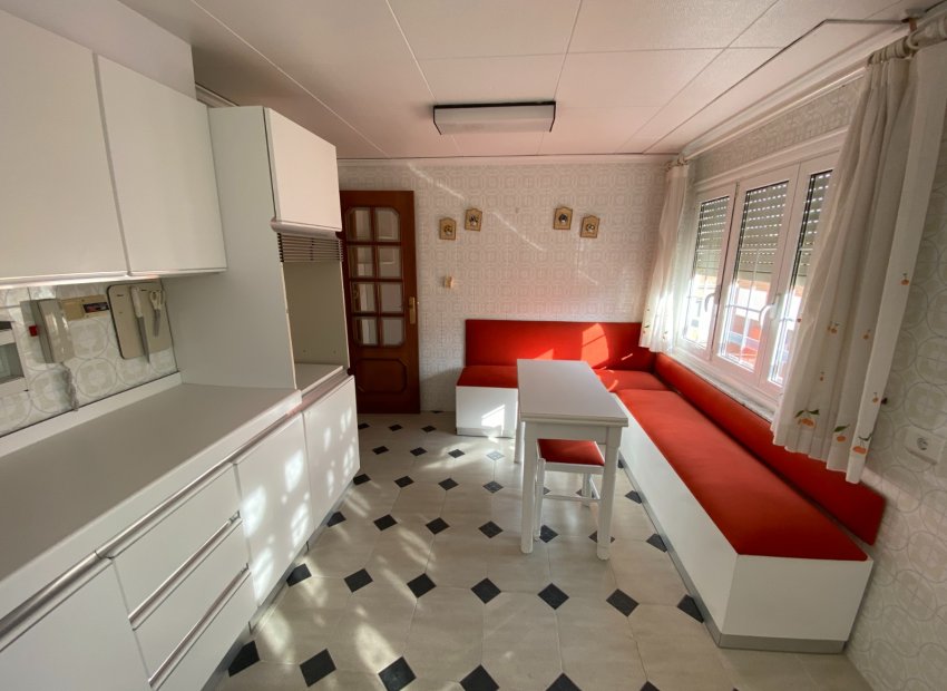 Resale - Apartment / flat - Sax