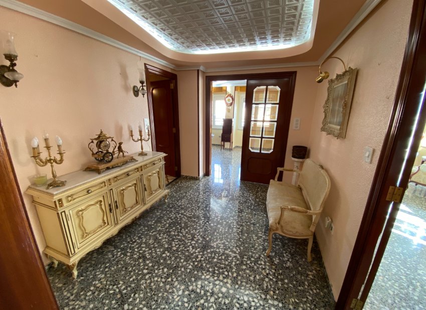 Resale - Apartment / flat - Sax