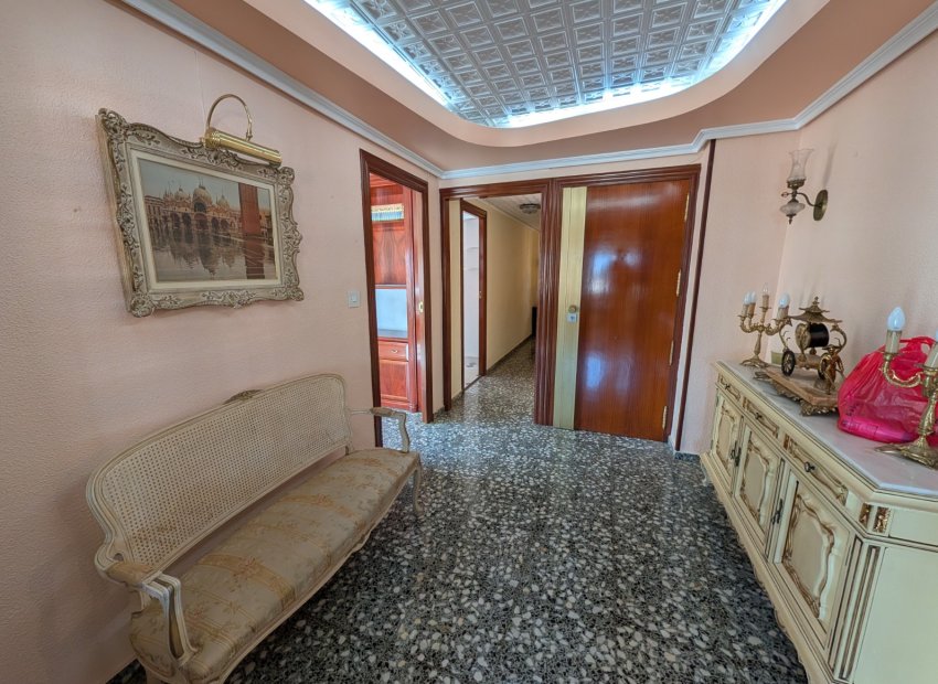 Resale - Apartment / flat - Sax