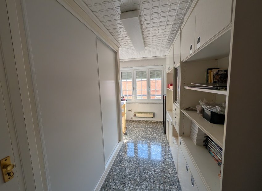 Resale - Apartment / flat - Sax
