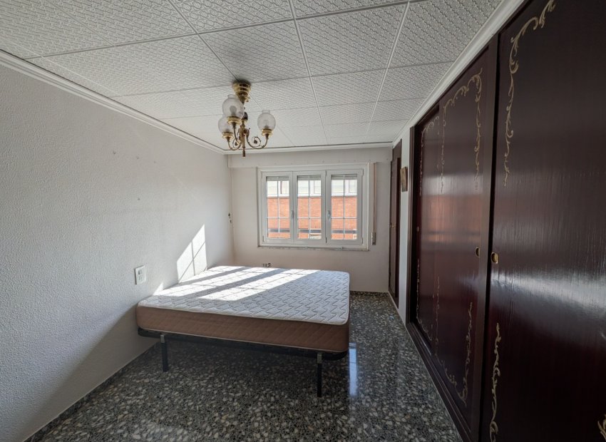 Resale - Apartment / flat - Sax