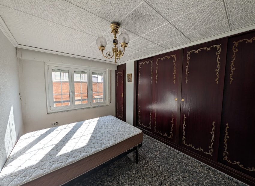 Resale - Apartment / flat - Sax