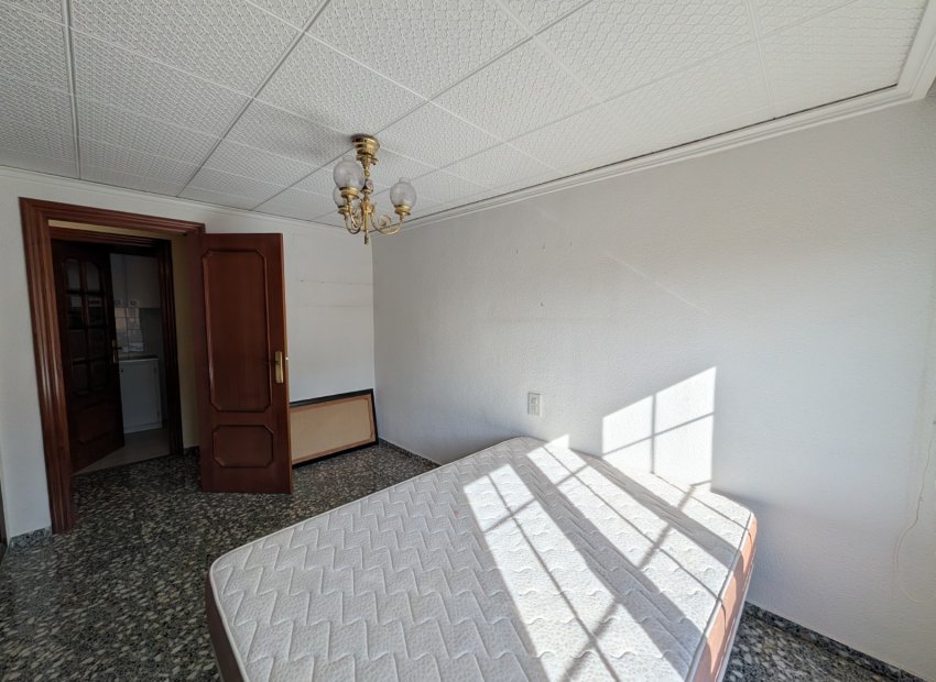 Resale - Apartment / flat - Sax