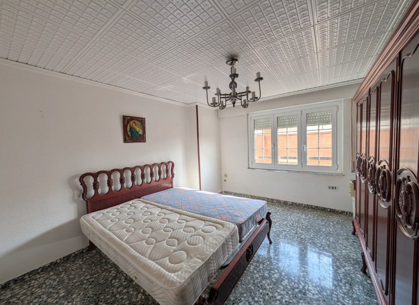 Resale - Apartment / flat - Sax