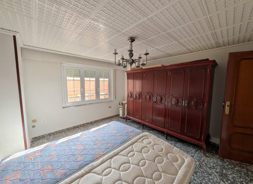 Resale - Apartment / flat - Sax