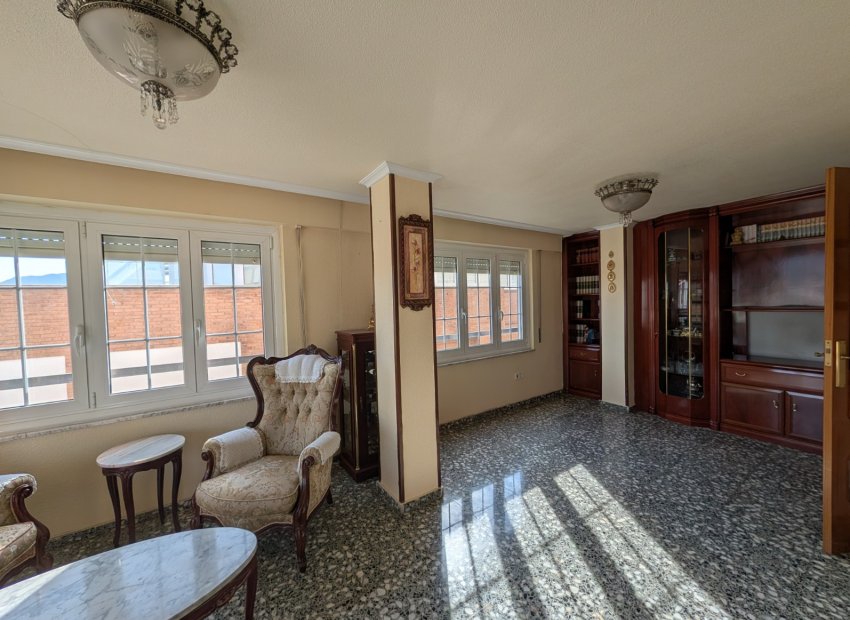 Resale - Apartment / flat - Sax