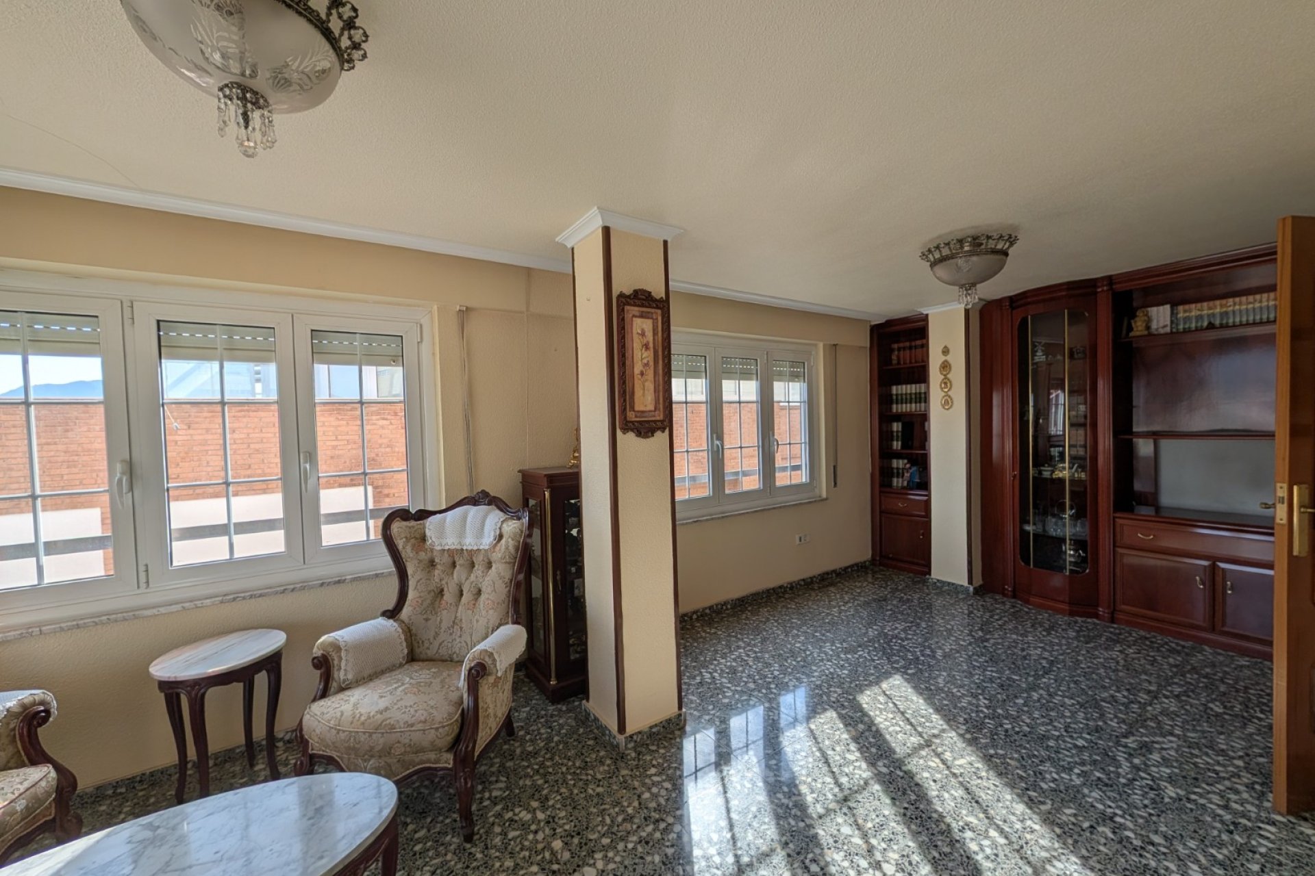 Resale - Apartment / flat - Sax