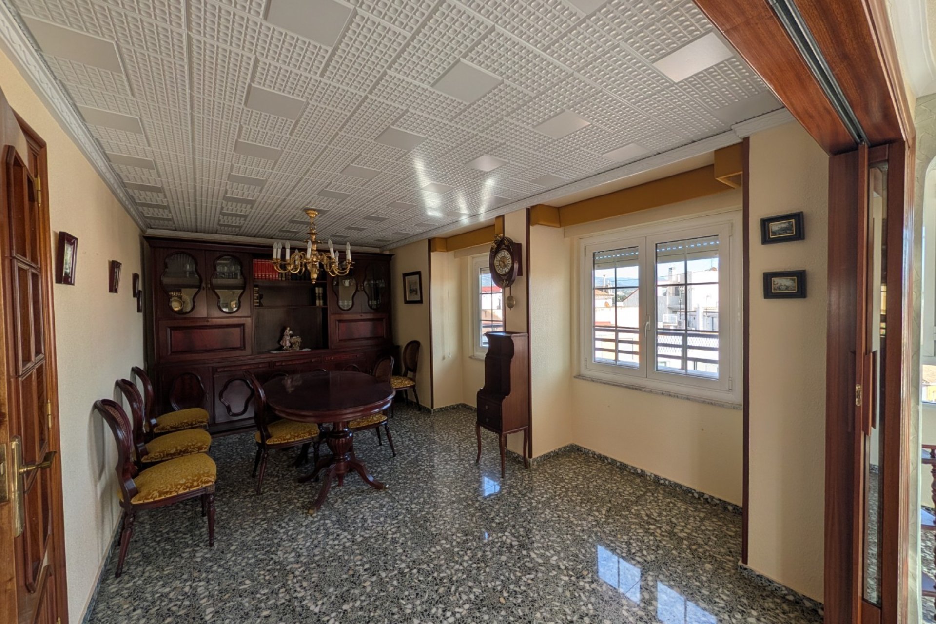 Resale - Apartment / flat - Sax