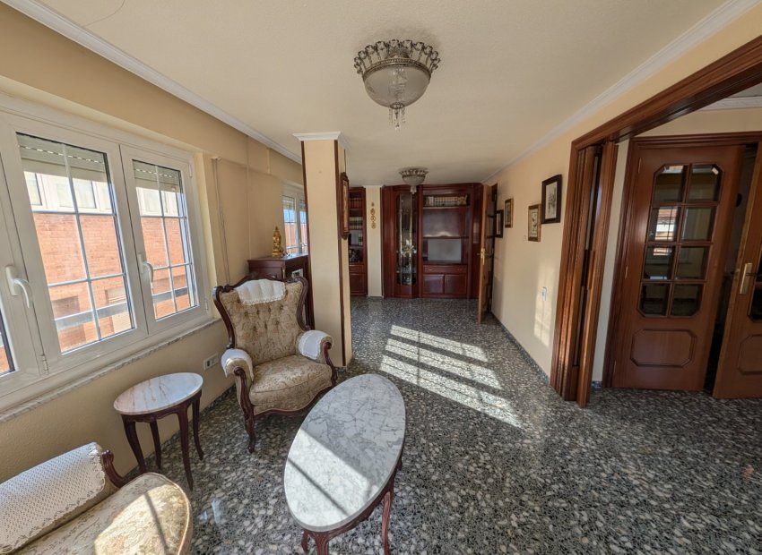 Resale - Apartment / flat - Sax
