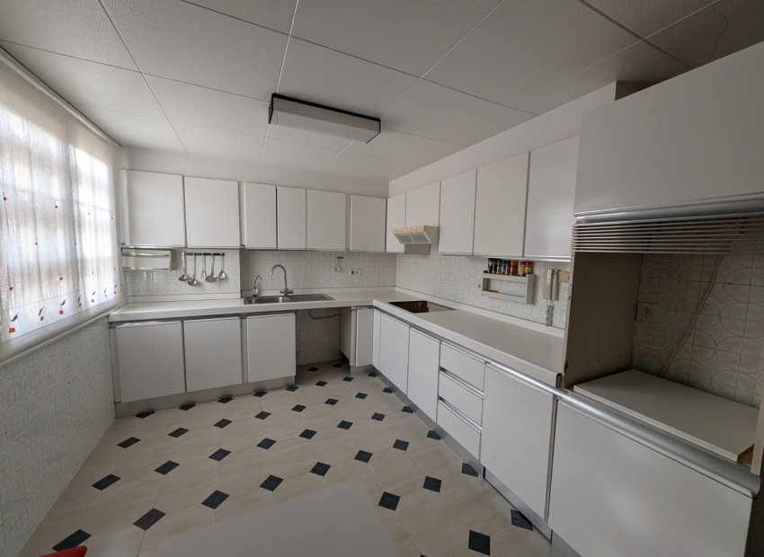 Resale - Apartment / flat - Sax