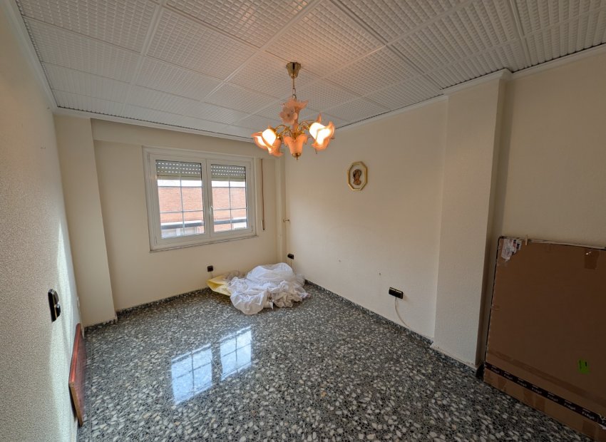 Resale - Apartment / flat - Sax