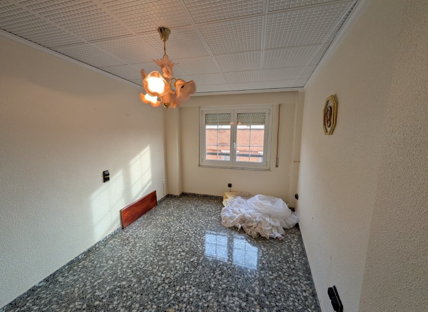 Resale - Apartment / flat - Sax