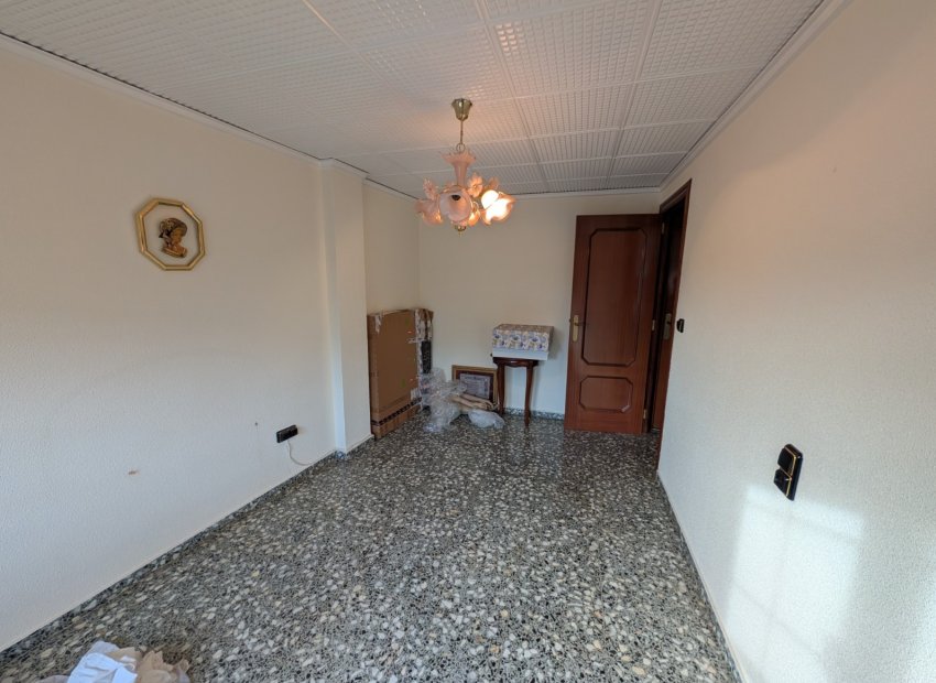 Resale - Apartment / flat - Sax