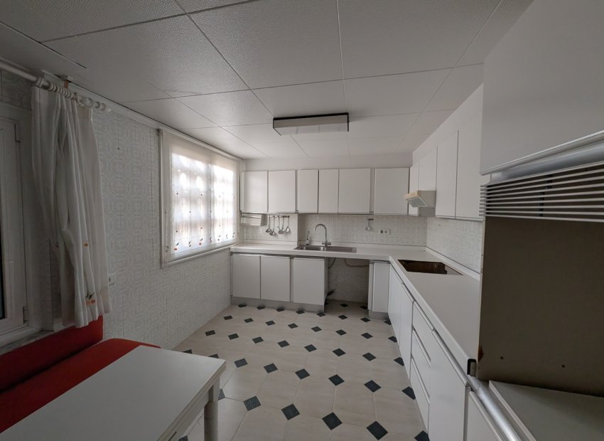 Resale - Apartment / flat - Sax