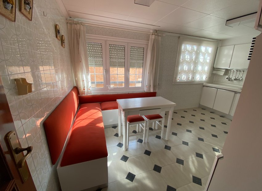 Resale - Apartment / flat - Sax