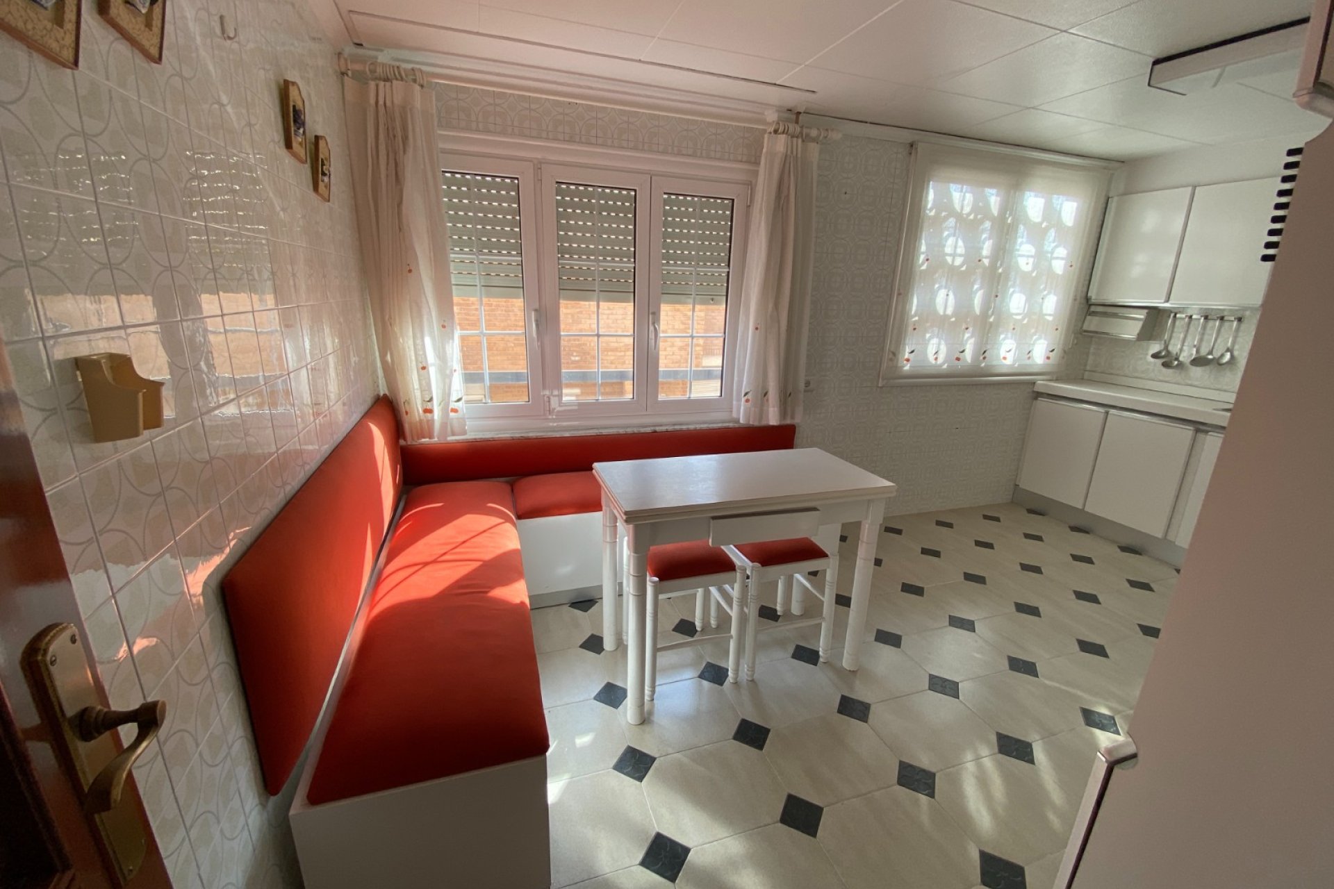 Resale - Apartment / flat - Sax